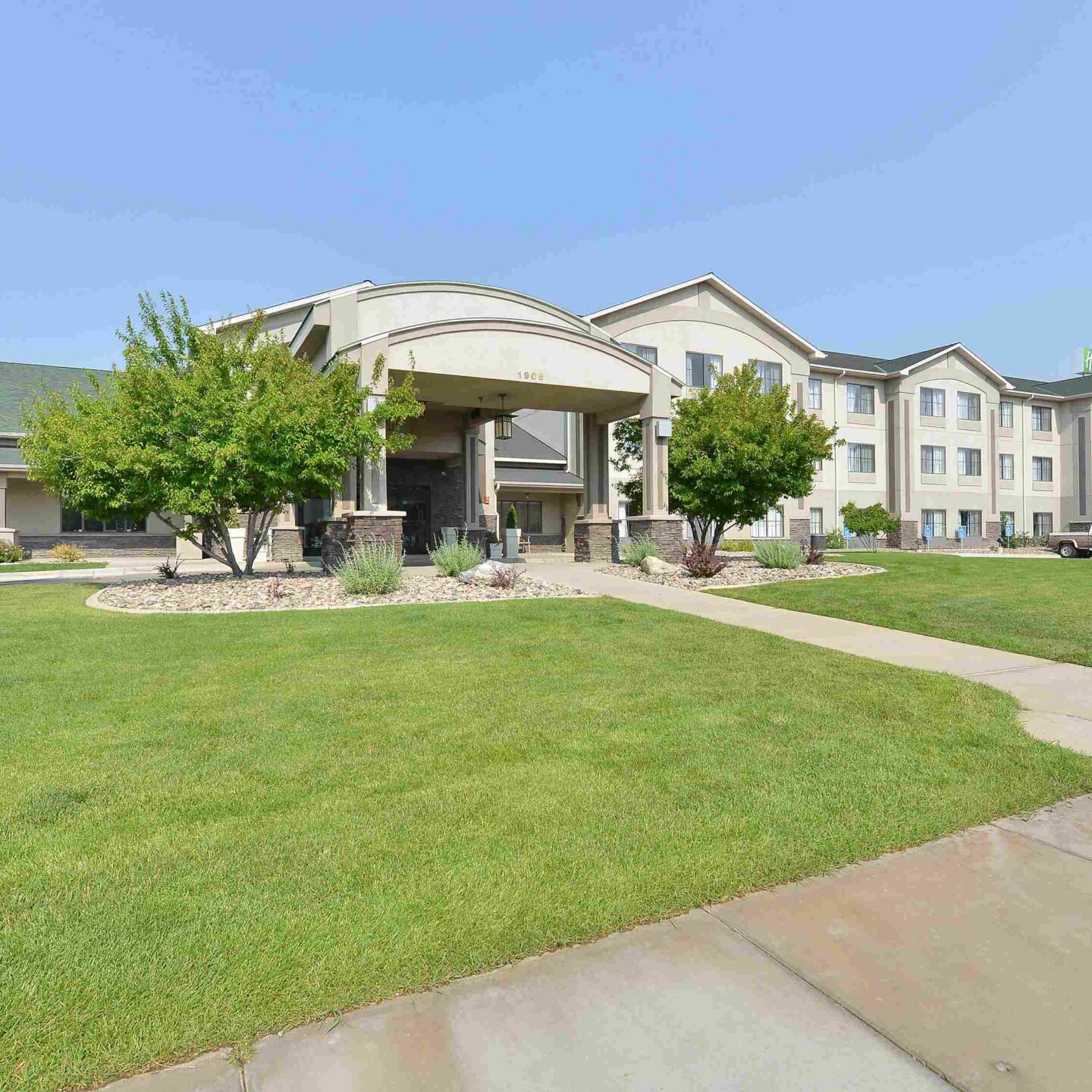 holiday-inn-express-and-suites-gillette-3344007141-16×9